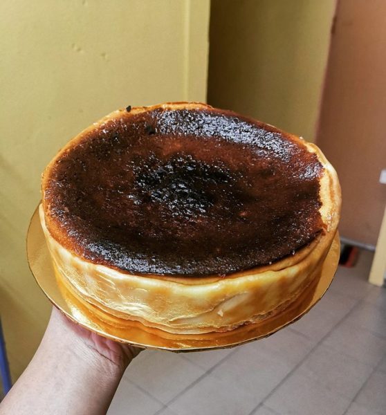 Kek keju burnt yang telah siap dipotong