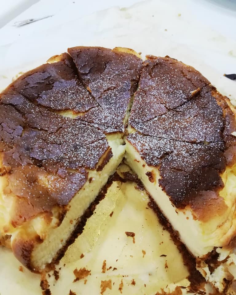 Burnt cheesecake dengan permukaan hangus