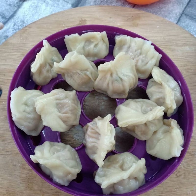 Gambar hidangan dumpling yang direbus atau dikukus bersama inti.