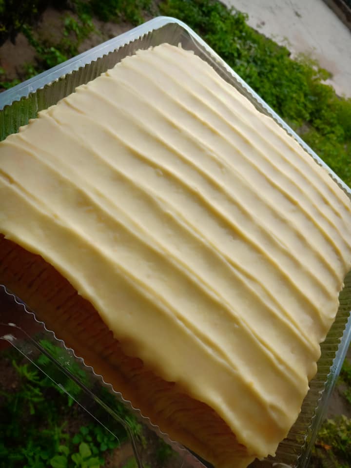 Kek durian gebu dengan frosting putih