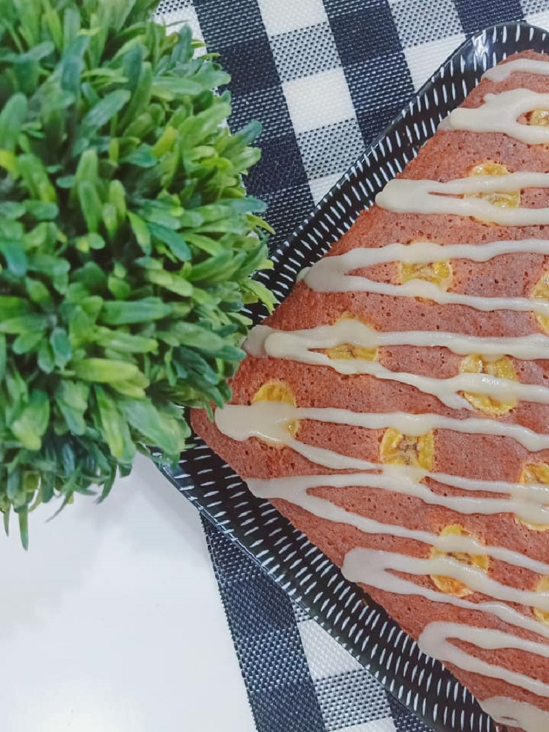 Kek Pisang Vanilla Glaze yang lembap dan sedap dengan hiasan pisang di atas