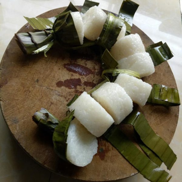 Ketupat pulut dibungkus daun pisang