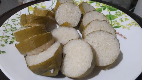 Lemang pulut dipanggang dalam buluh