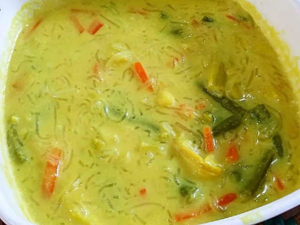Lontong berkuah rempah