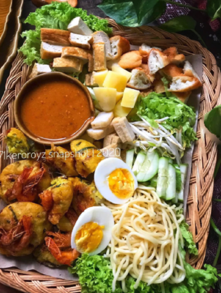 Hidangan mee rojak dengan sos dan garnish