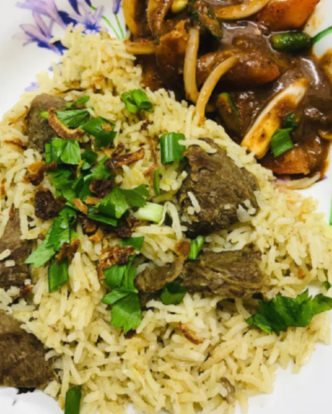 Nasi daging berhidang bersama air asam