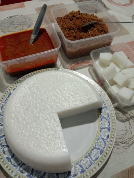 Nasi impit yang dipotong berbentuk kiub