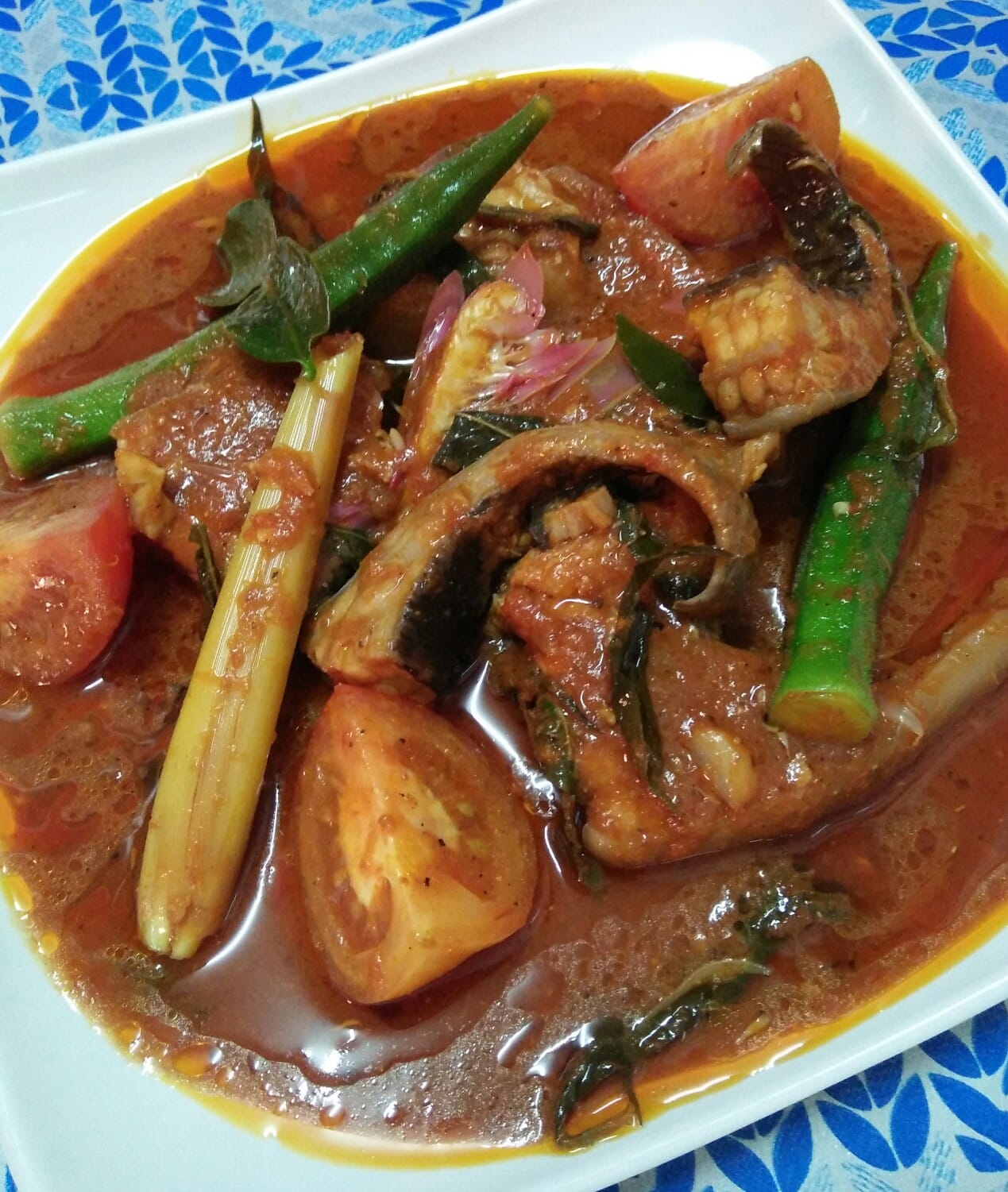 Ikan pari masak asam pedas berkuah