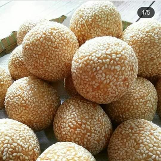 Kuih bom goreng bersalut bijan