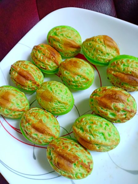 Kuih cara manis berbentuk bulat dengan inti kelapa