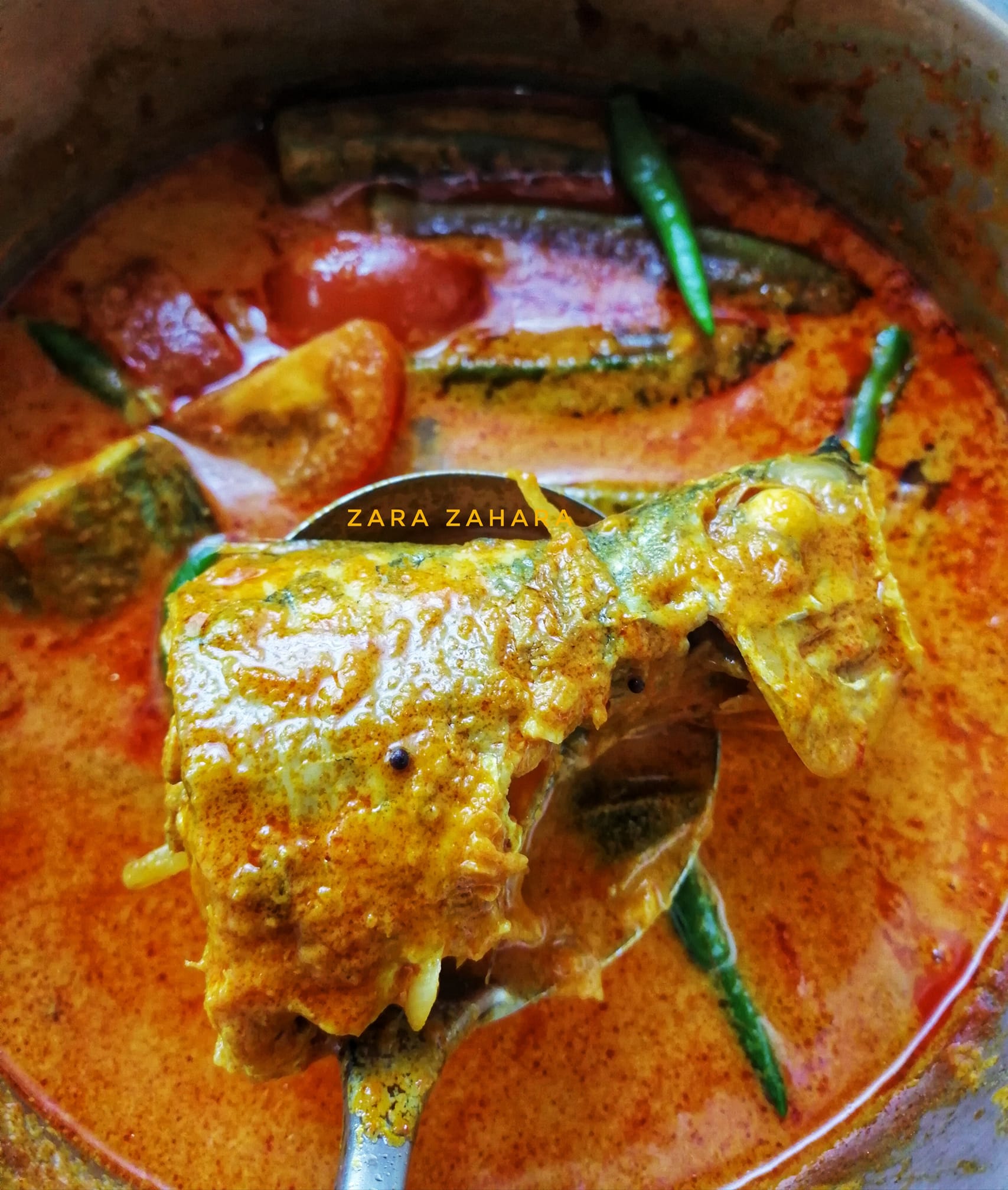 Kari ikan berkuah dengan rempah dan sayur