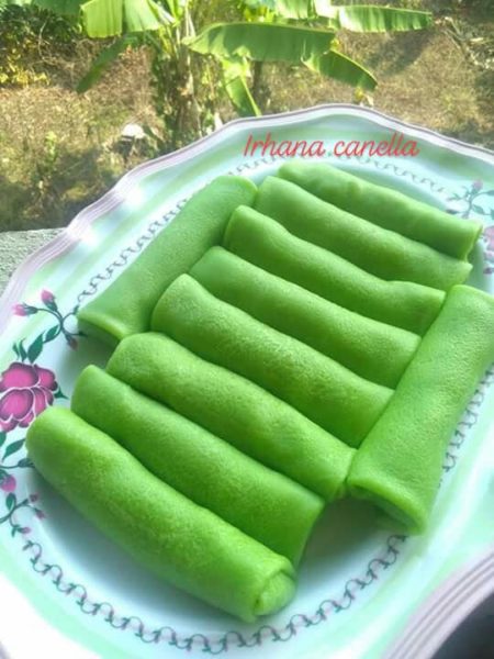 Kuih ketayap berkulit hijau digulung dengan inti kelapa