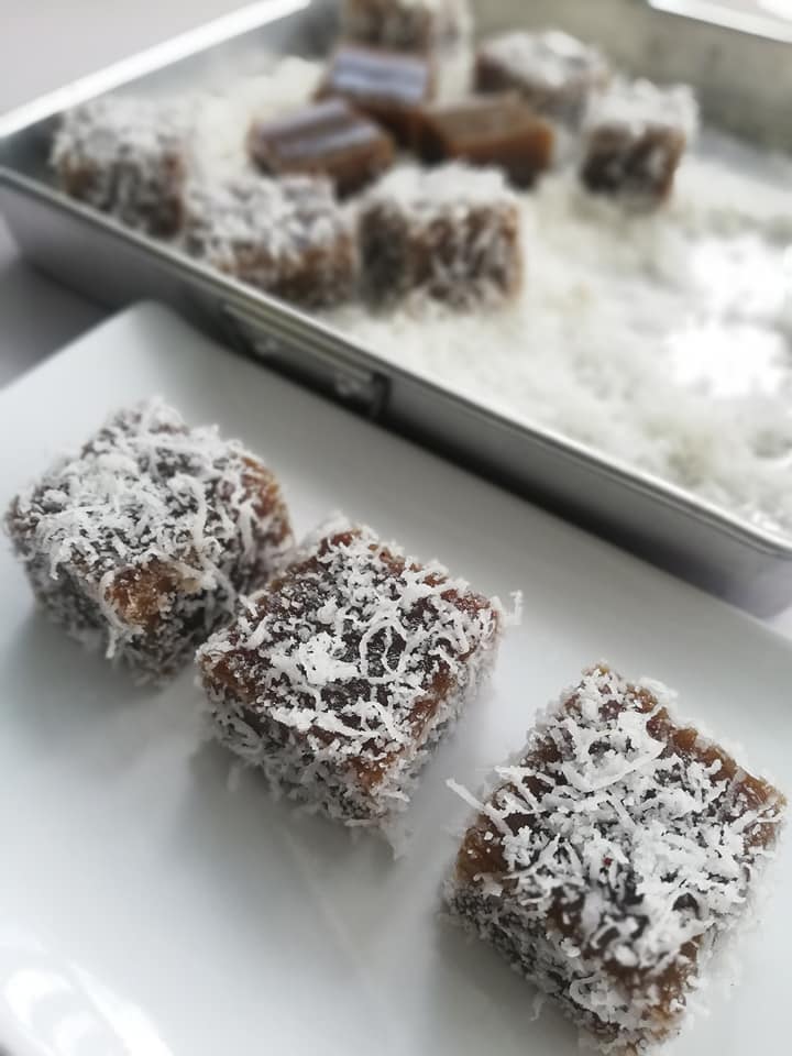 Kuih kosui lembut dengan taburan kelapa parut