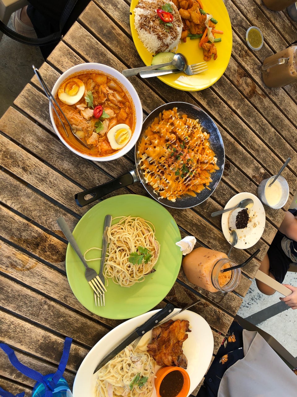 Suasana dan hidangan di kafe Loteng