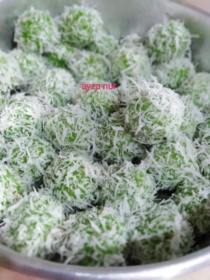 Onde-onde berwarna hijau dengan inti gula melaka