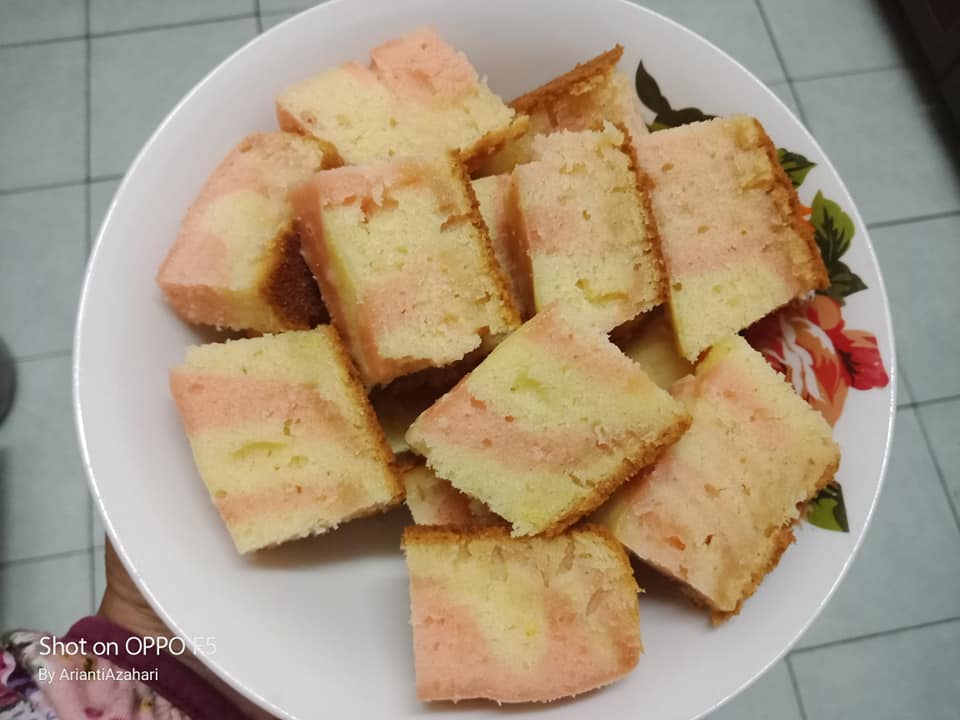 Kek minyak yang dimasak menggunakan periuk nasi