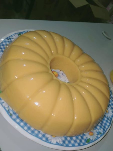 Puding jagung kuning lembut dalam pinggan