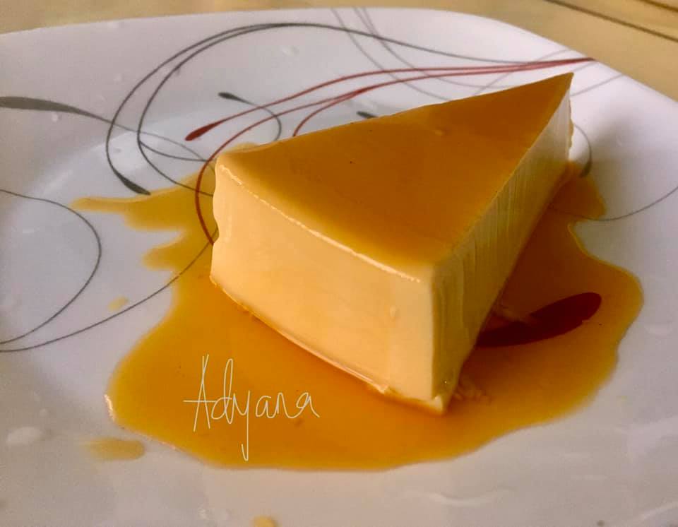 Puding roti karamel berlapis sos gula hangat