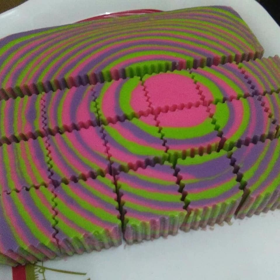 Puding roti pelangi berbilang warna