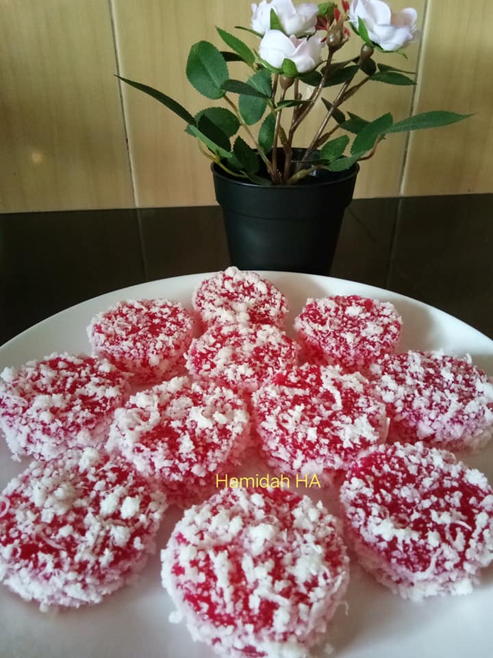 Kuih sagu kukus berwarna putih dengan kelapa parut