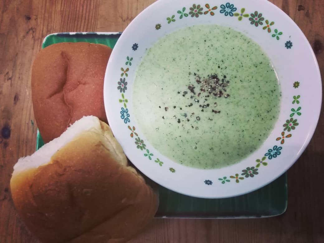 Semangkuk sup brokoli yang segar