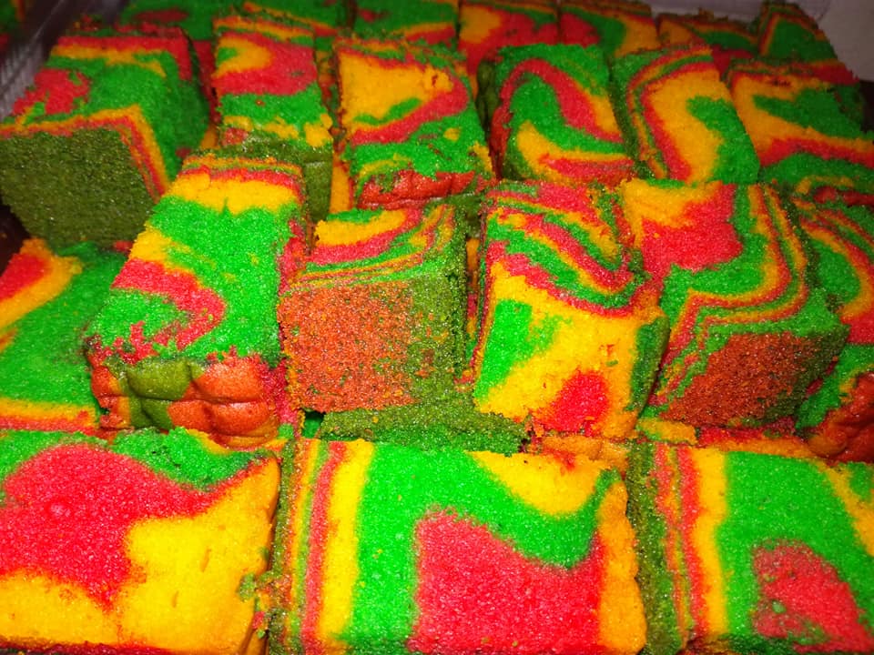 Kek minyak berlapis berwarna-warni yang lembut dan gebu
