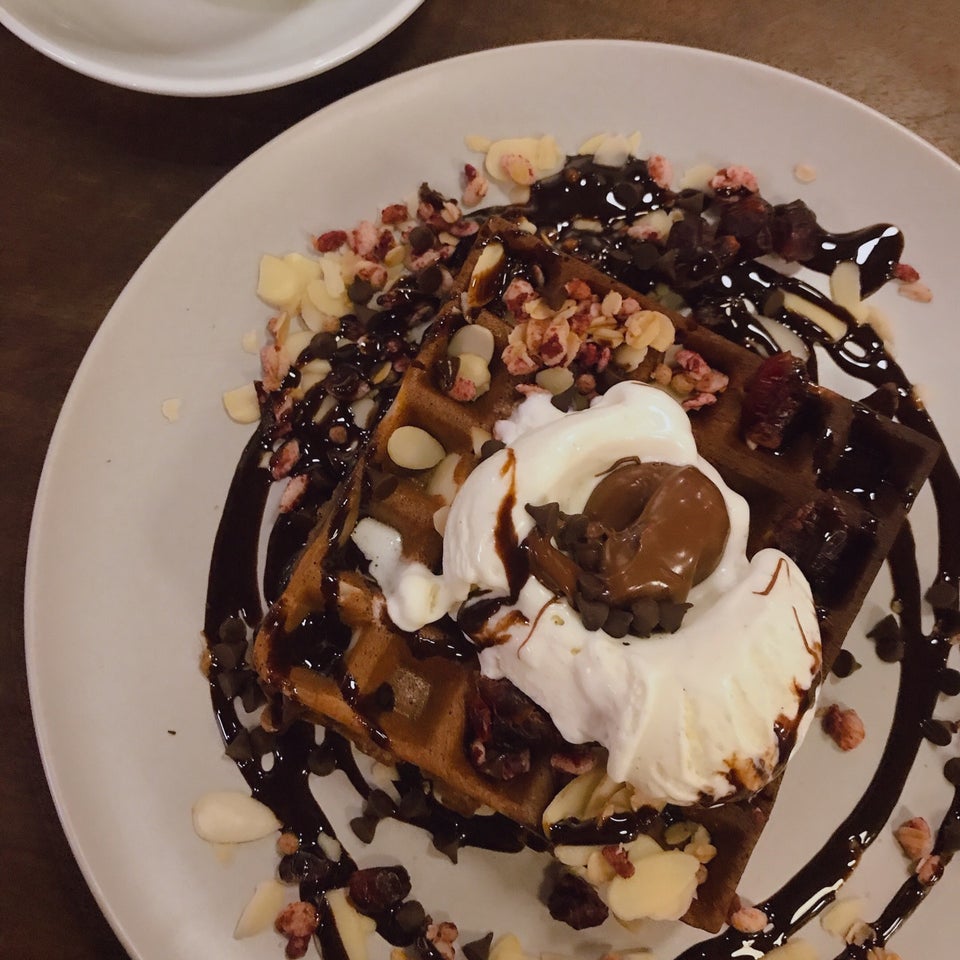 Waffle rangup dengan topping di Tjantek