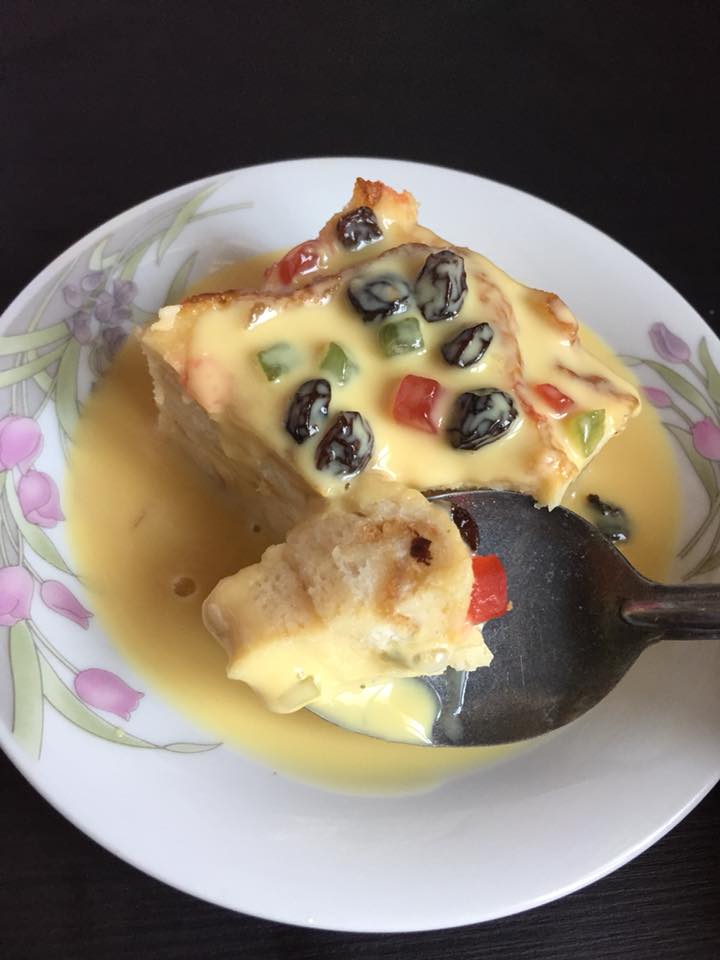 Puding roti disajikan bersama sos kastard