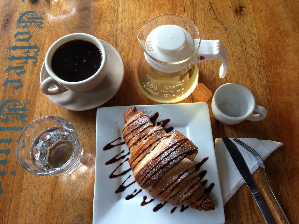 Cawan kopi dan suasana di The Coffee Clinic