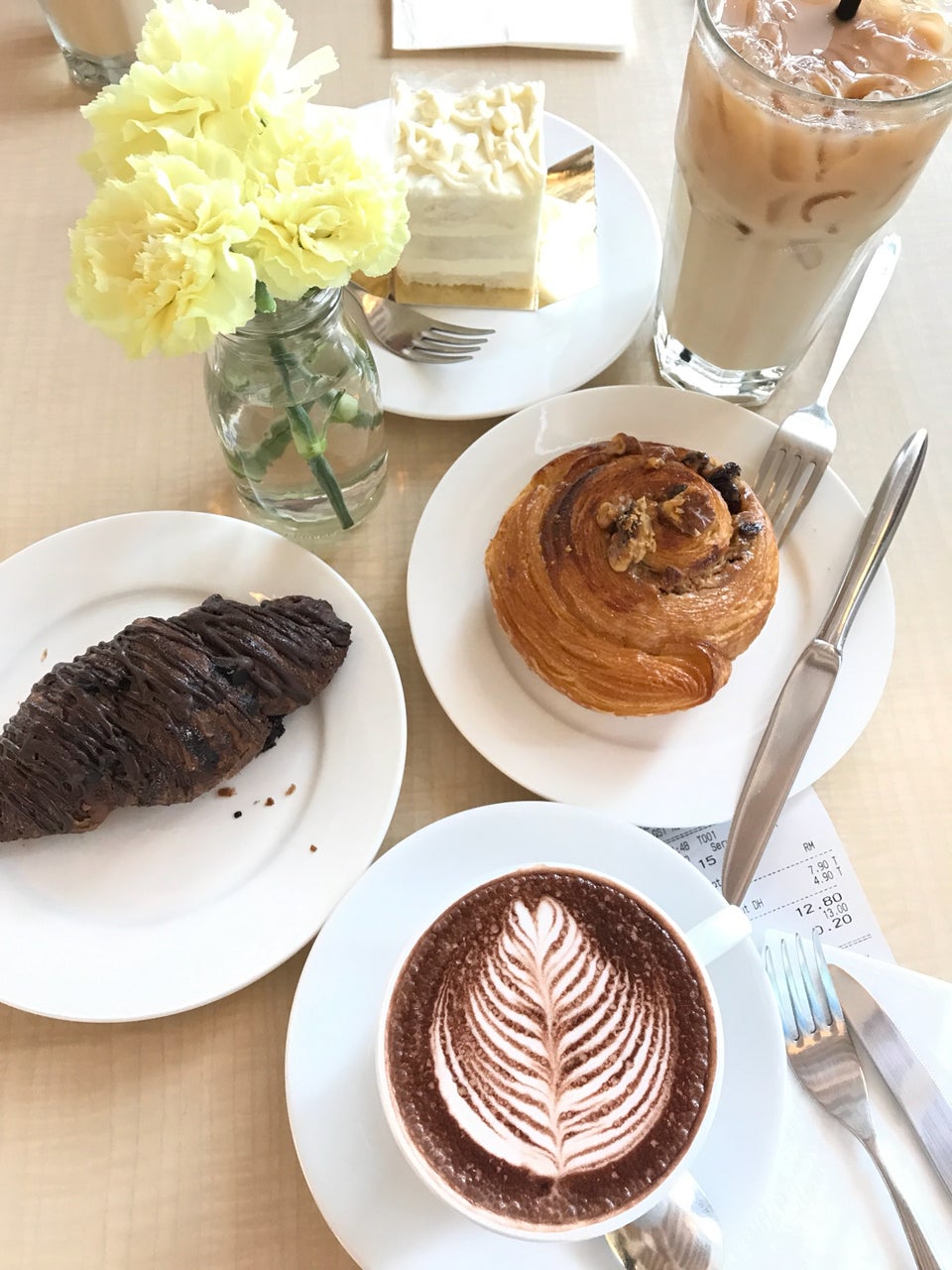 Koleksi tempat makan dan kafe hipster popular di Kuching, Sarawak.