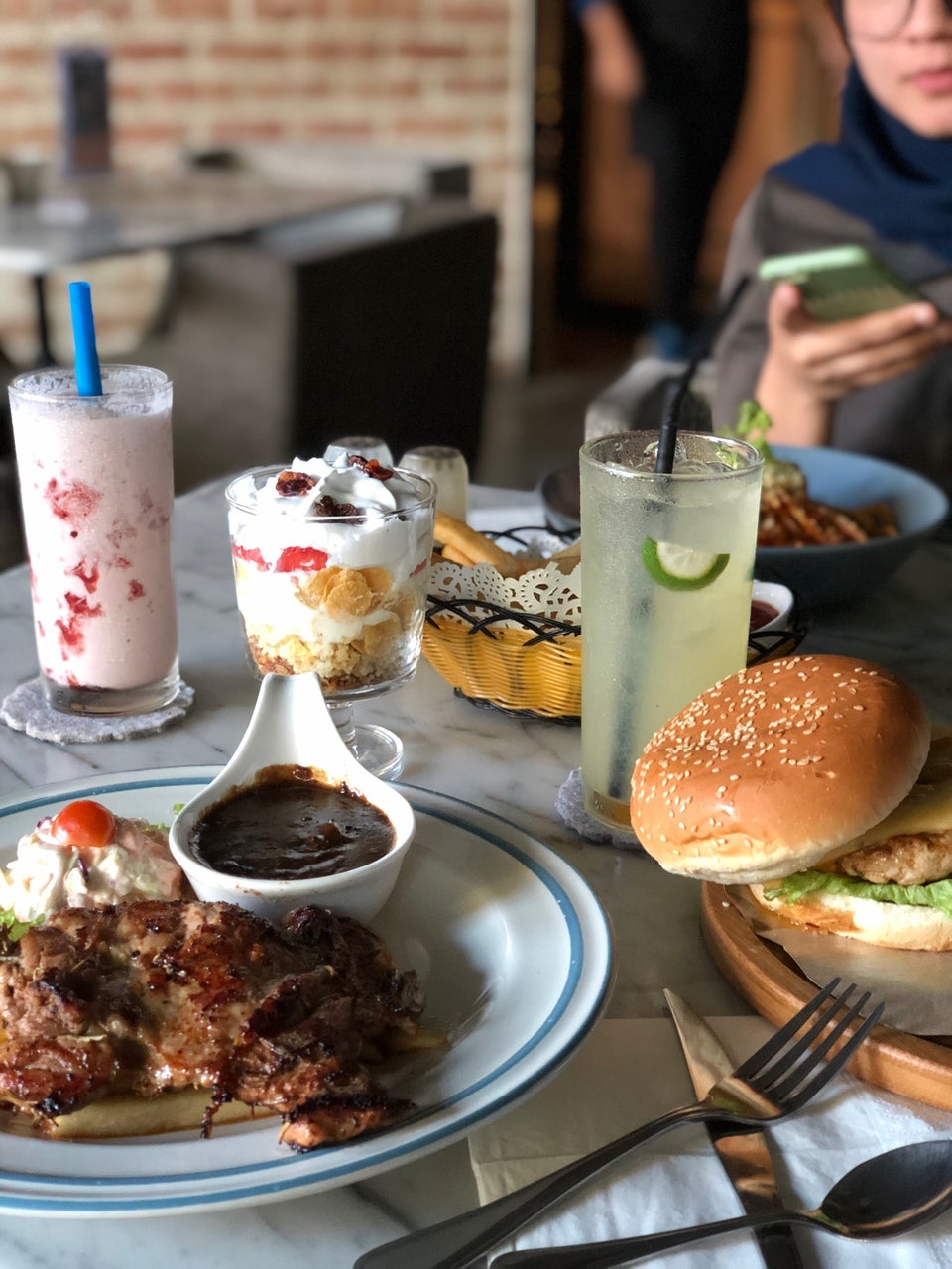 Kafe hipster di Kuantan dengan suasana santai dan makanan sedap.