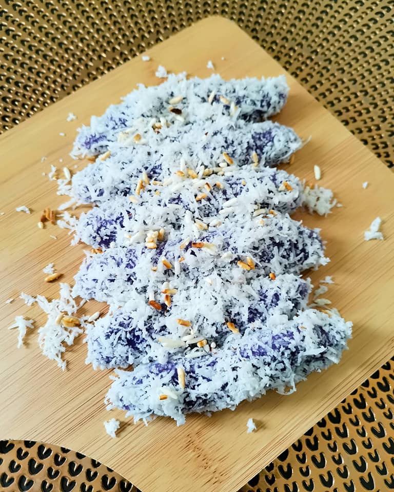 Pelbagai jenis kuih-muih tradisional Kelantan seperti akok dan kuih kato.