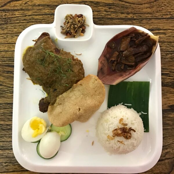 Hidangan nasi lemak di Serapi Garden Cafe