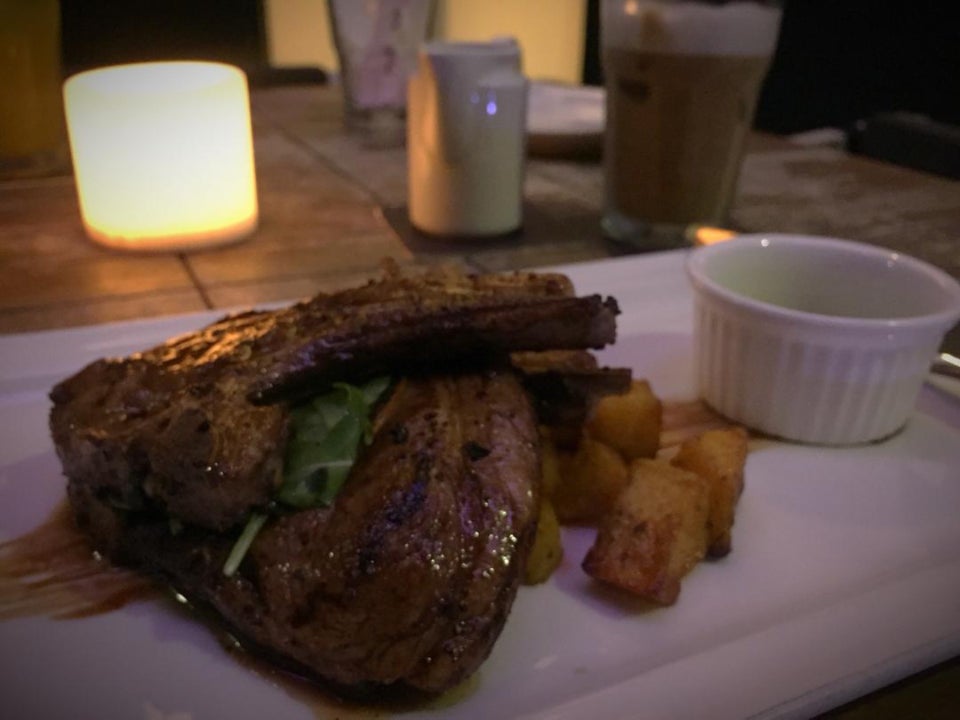 Hidangan steak elegan di Pampas Sky Dining Steakhouse
