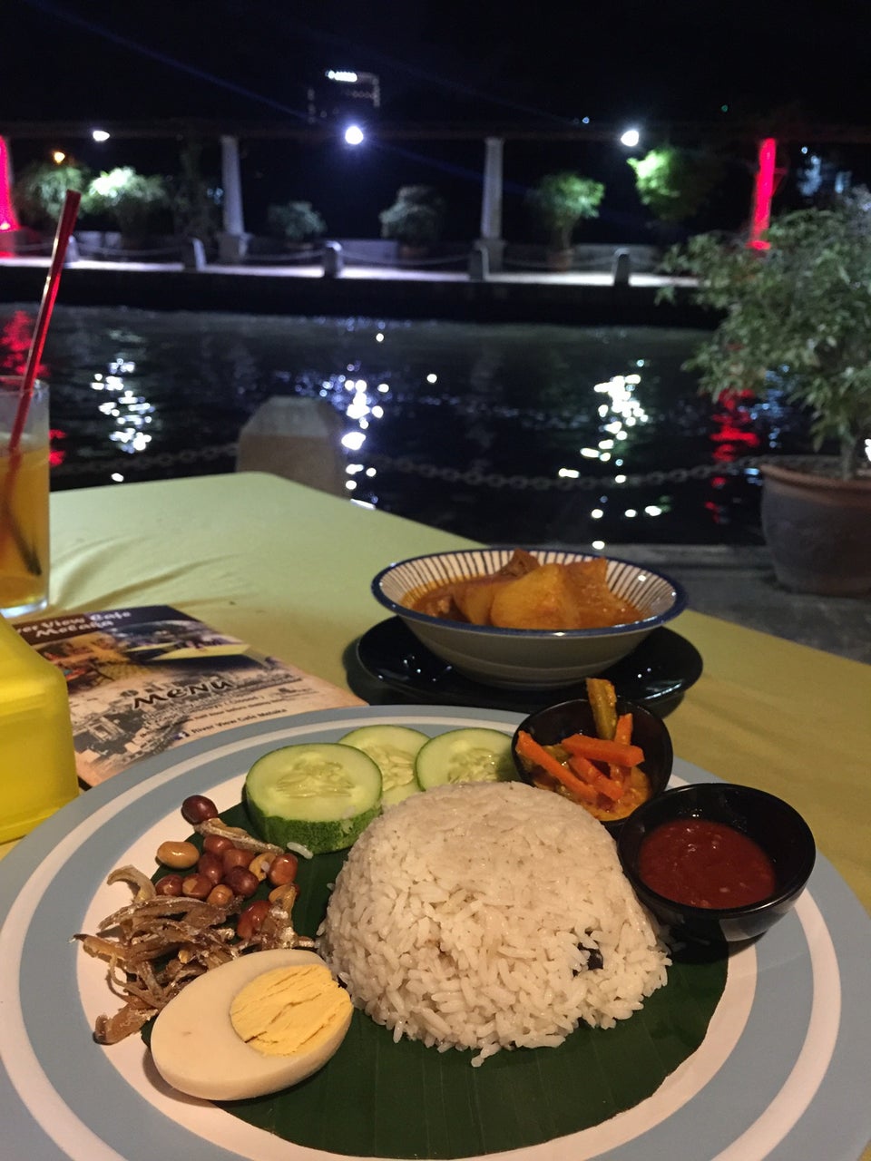 Restoran Alto Sky Lounge di tingkat 22 dengan pemandangan bandar Melaka pada waktu malam.