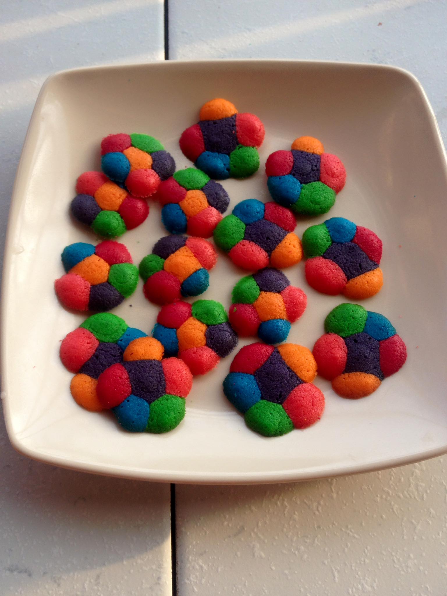 Koleksi pelbagai hidangan dan kuih tradisional yang dibuat menggunakan pemanggang ajaib.