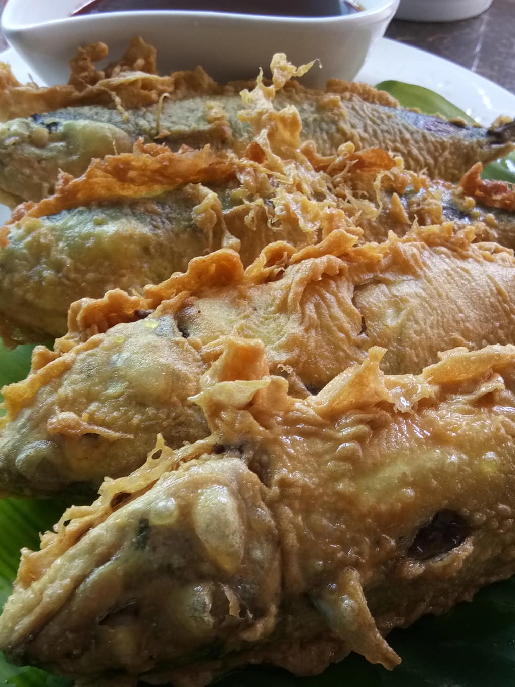 Pelbagai hidangan ikan kembung seperti pepes ikan dan sambal berlada