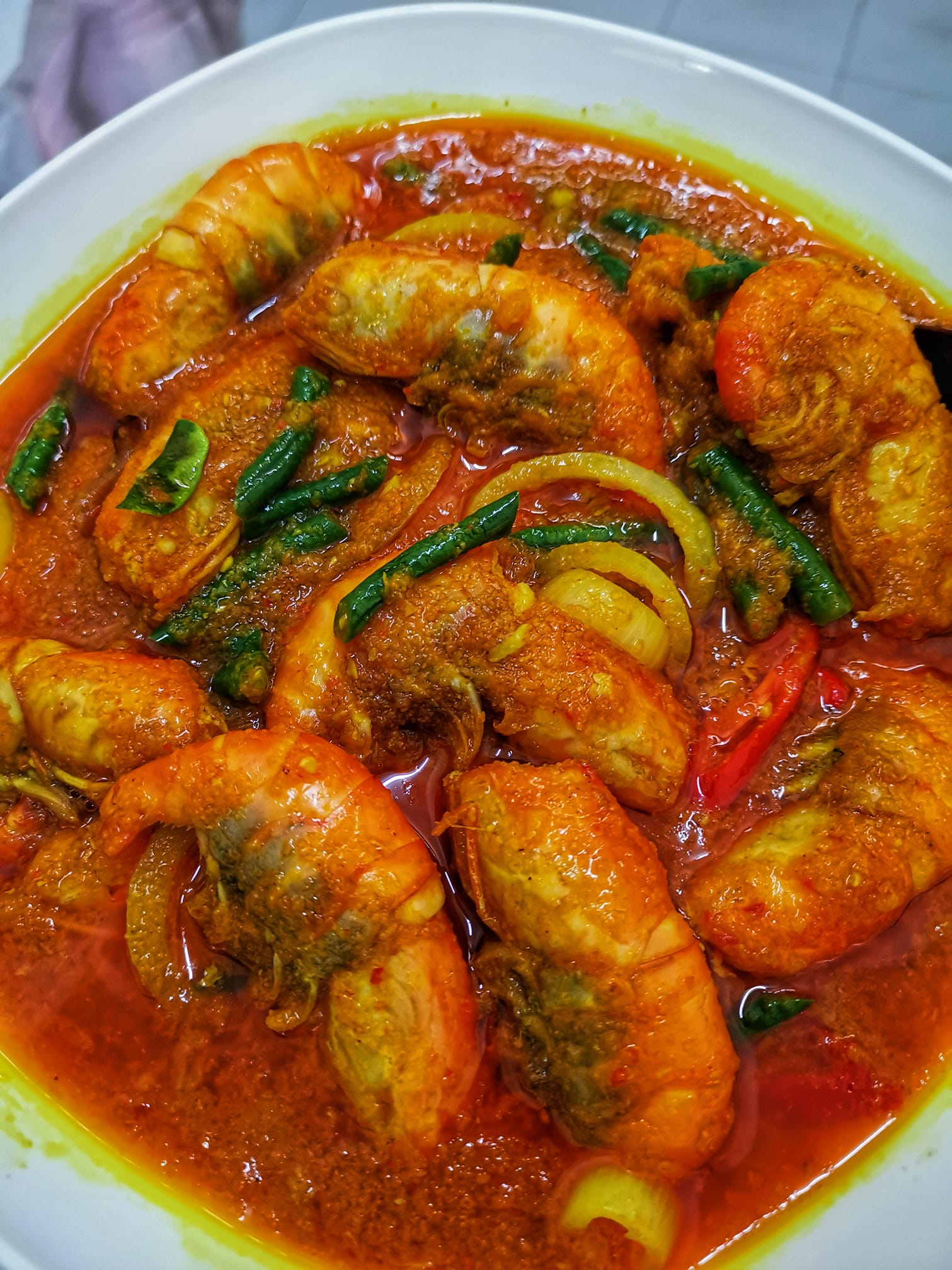Pelbagai menu makan tengahari yang sedap dan mengenyangkan seperti ayam geprek dan nasi ayam penyet.