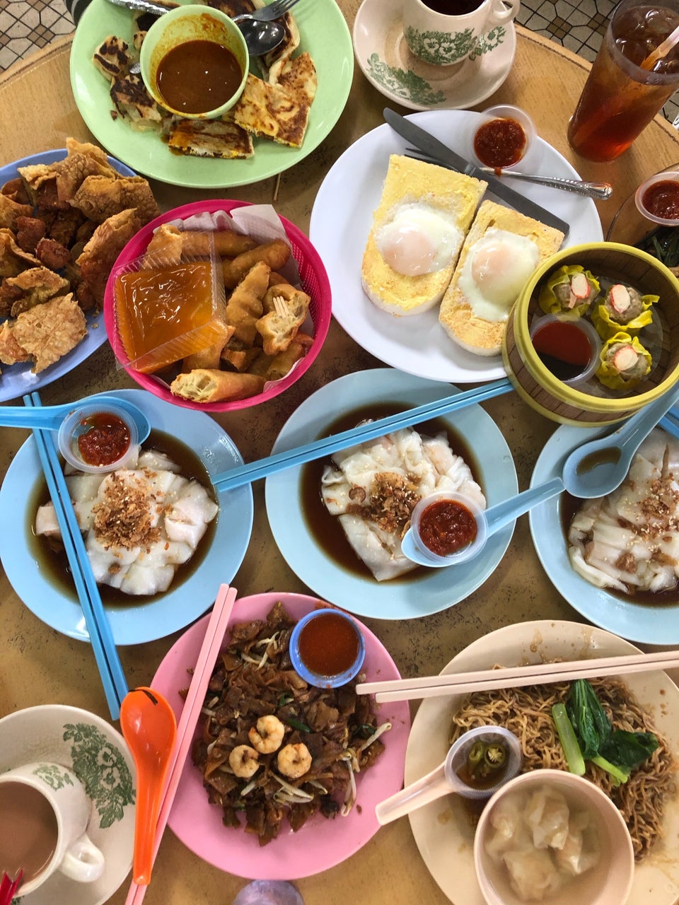 Pelbagai hidangan sarapan pagi di Ipoh seperti dim sum dan nasi ganja.