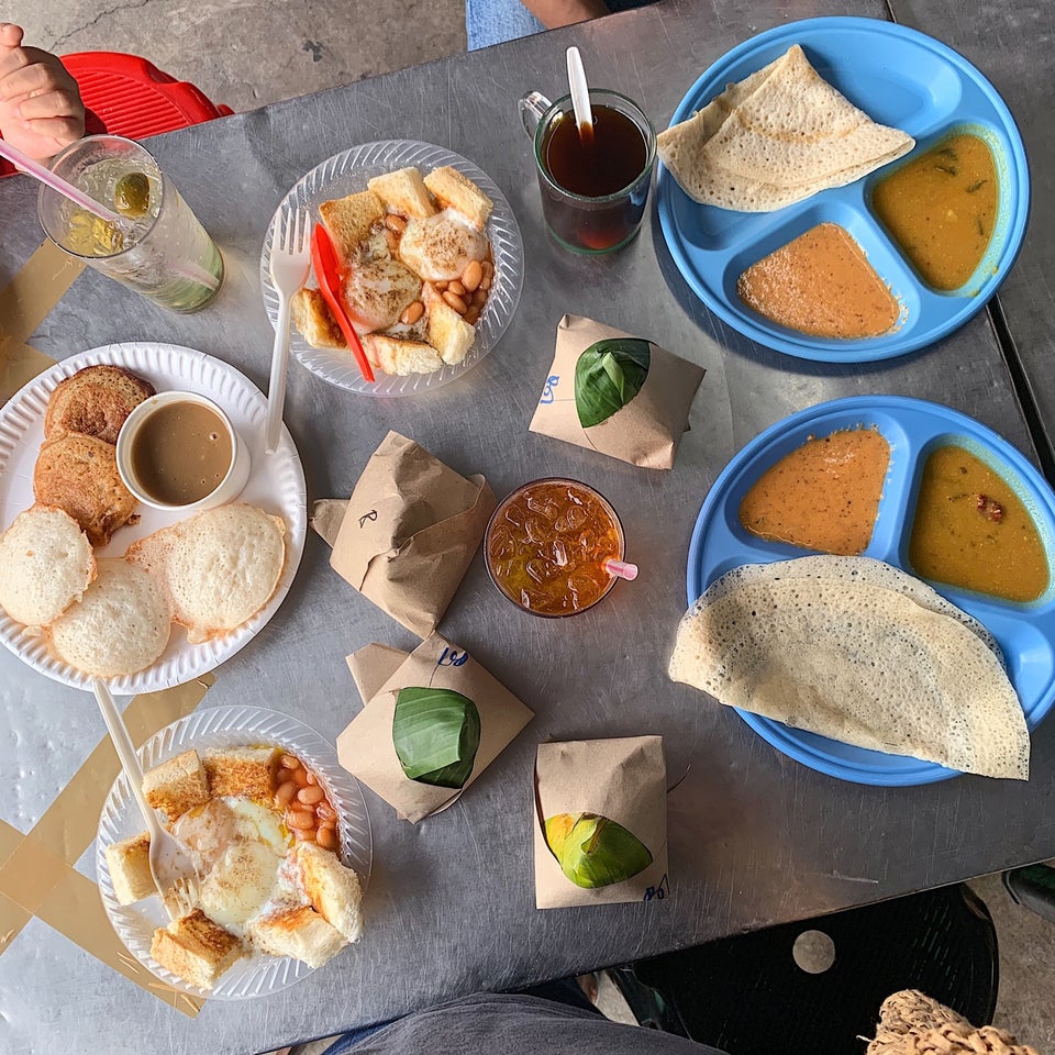 Aneka hidangan sarapan pagi di Pulau Pinang seperti roti canai, nasi lemak, dan roti bakar.