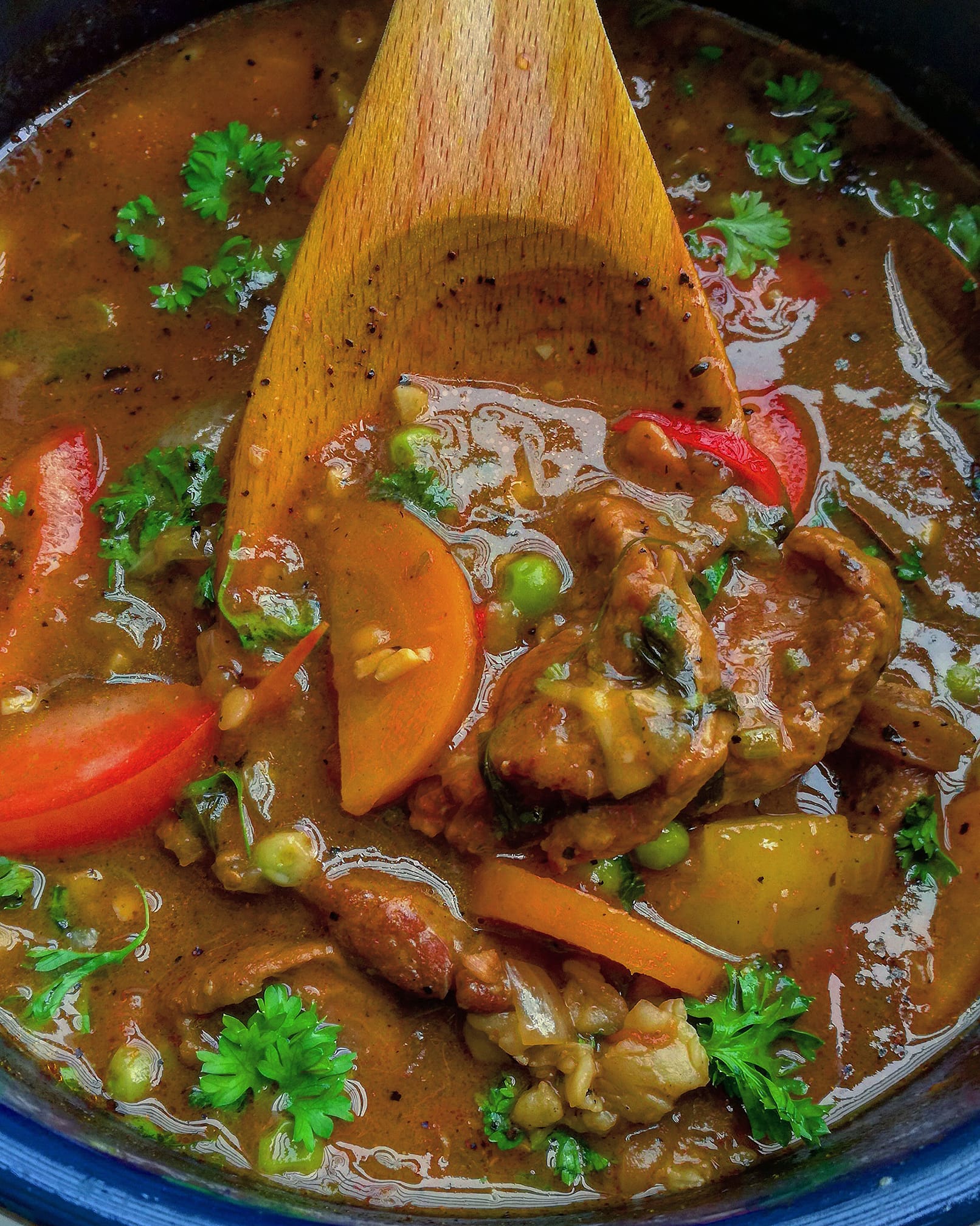Gambar pelbagai jenis masakan Barat seperti spaghetti, ayam panggang dan corn dog.