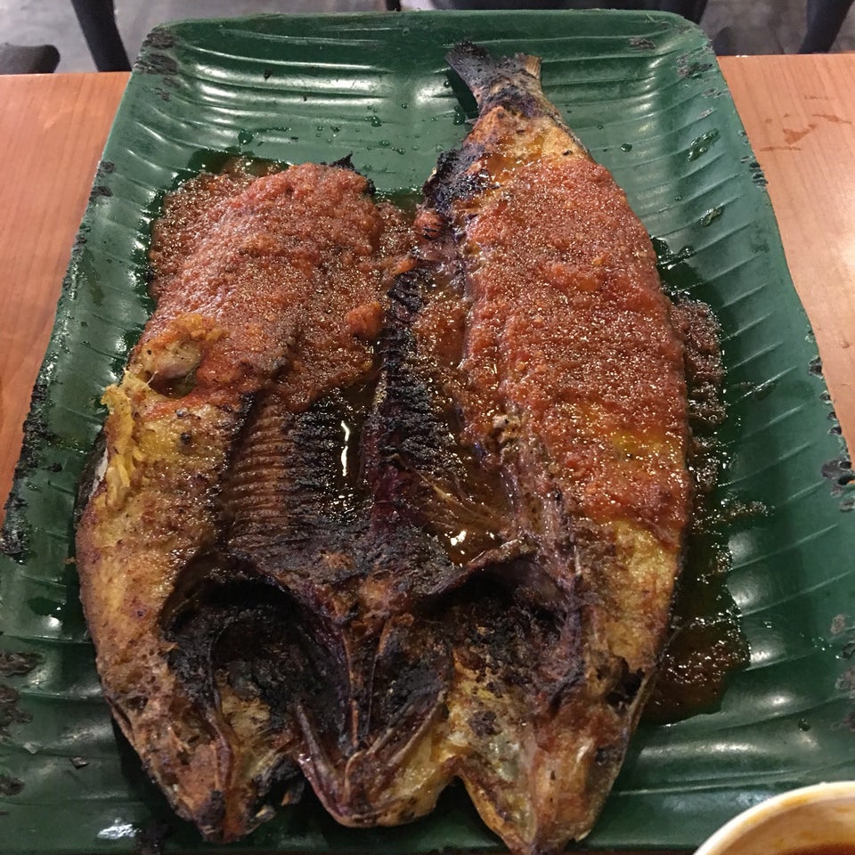 Pelbagai hidangan ikan bakar dan makanan laut di restoran di Shah Alam.