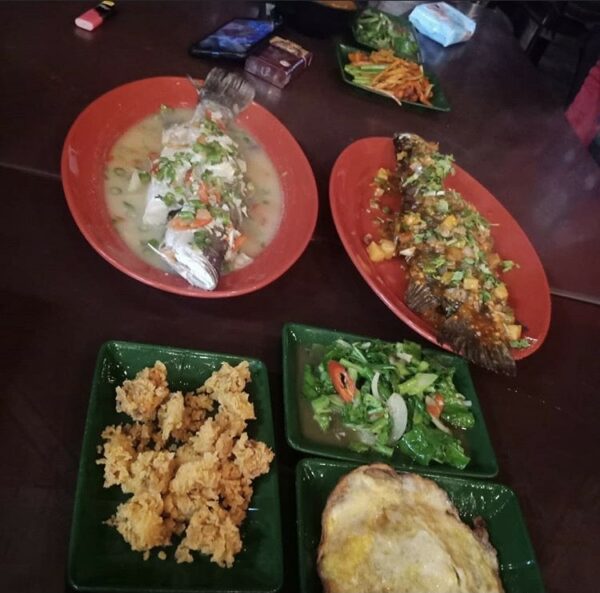 Sajian tradisional di Restoran Periuk Kampung