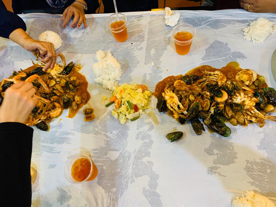 Pelbagai hidangan makanan laut segar di restoran terapung Gelang Patah.