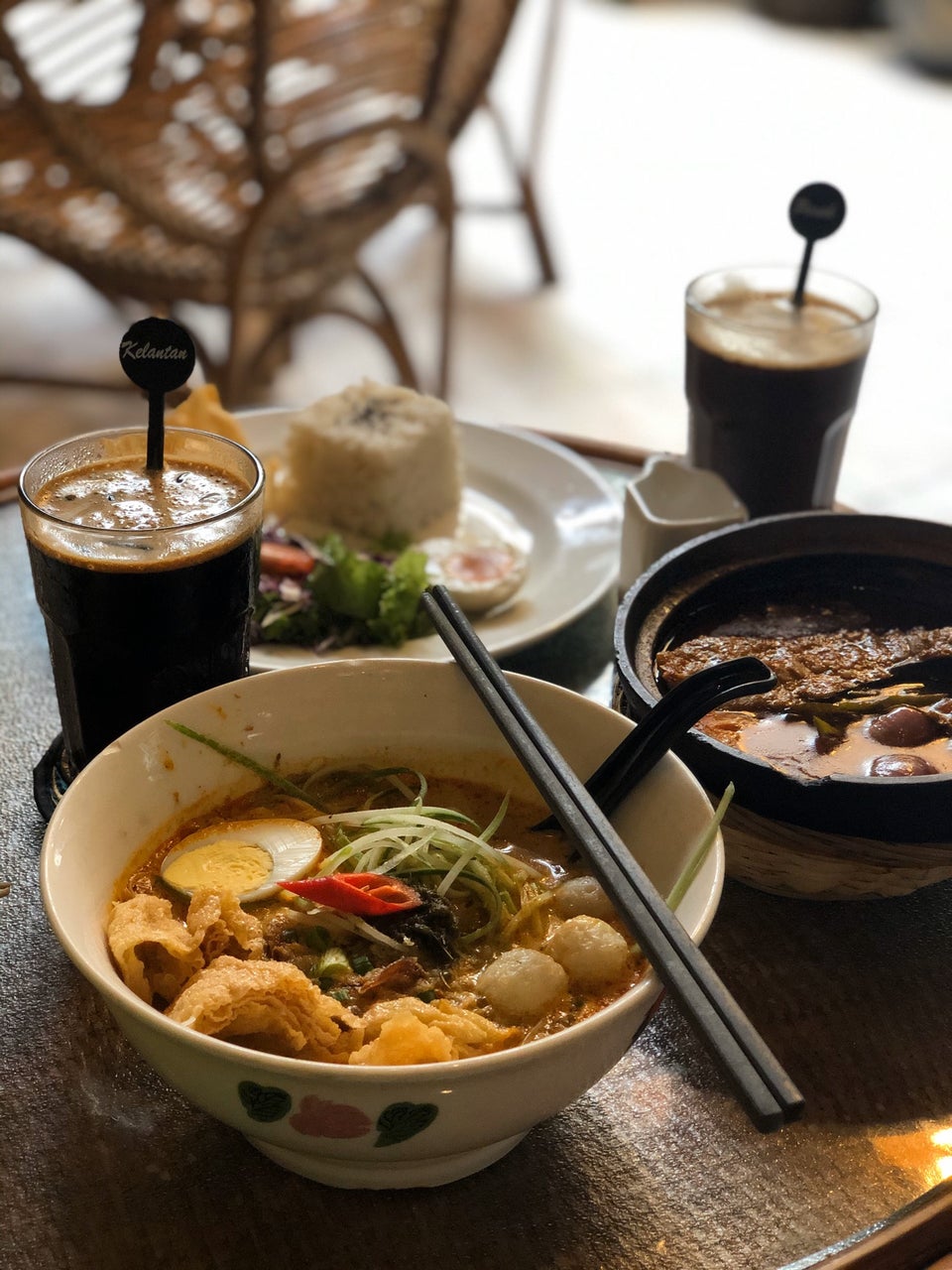 Pelbagai hidangan makan malam sedap di restoran dan kafe di seluruh Melaka.