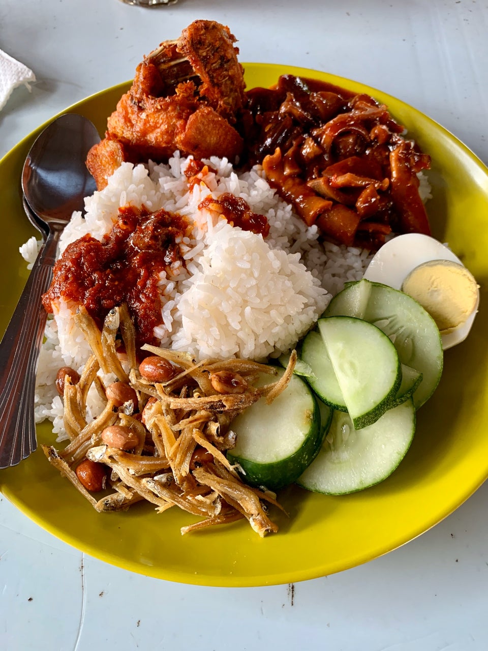 Suasana gerai sarapan pagi di Melaka dengan hidangan roti canai dan nasi lemak tradisional.