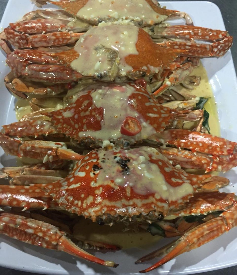 Restoran makanan laut di Terengganu dengan pelbagai hidangan ikan, udang, dan ketam yang segar.