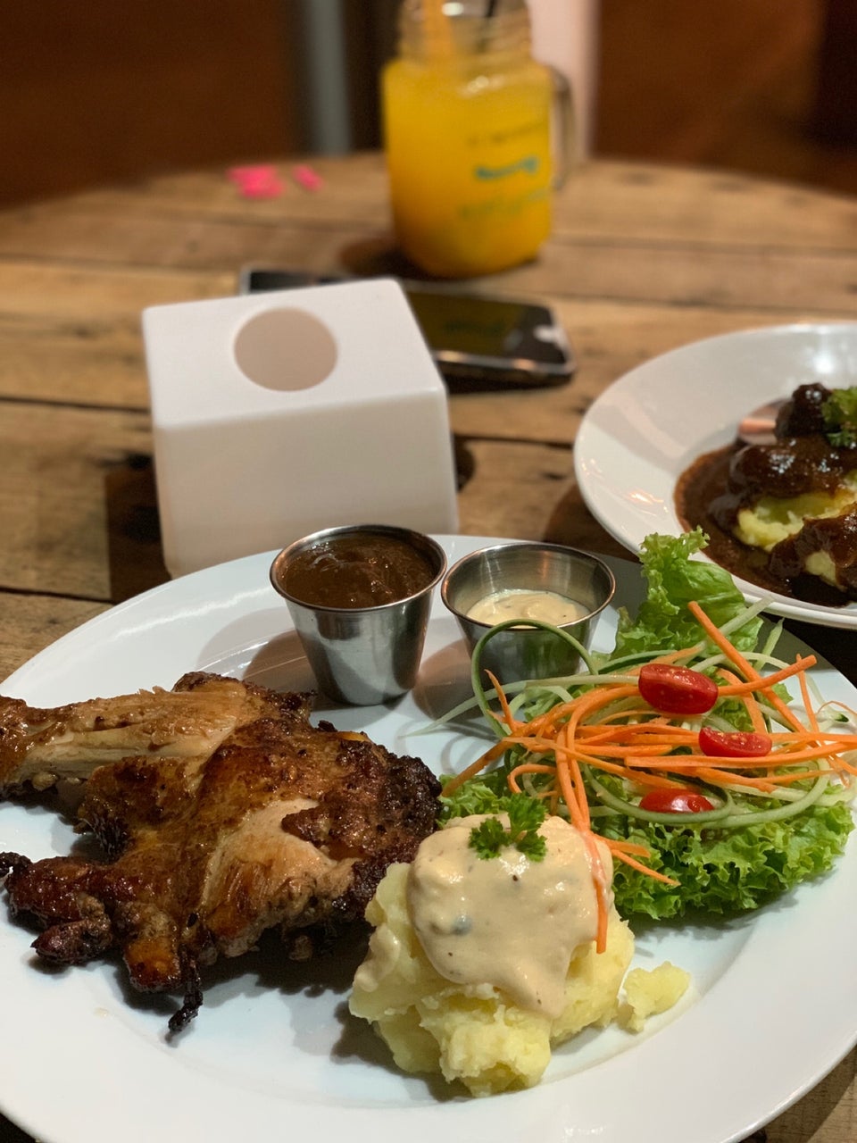 Kafe kontena Qawa Coffee di Kuala Terengganu yang menyajikan pelbagai jenis kopi.