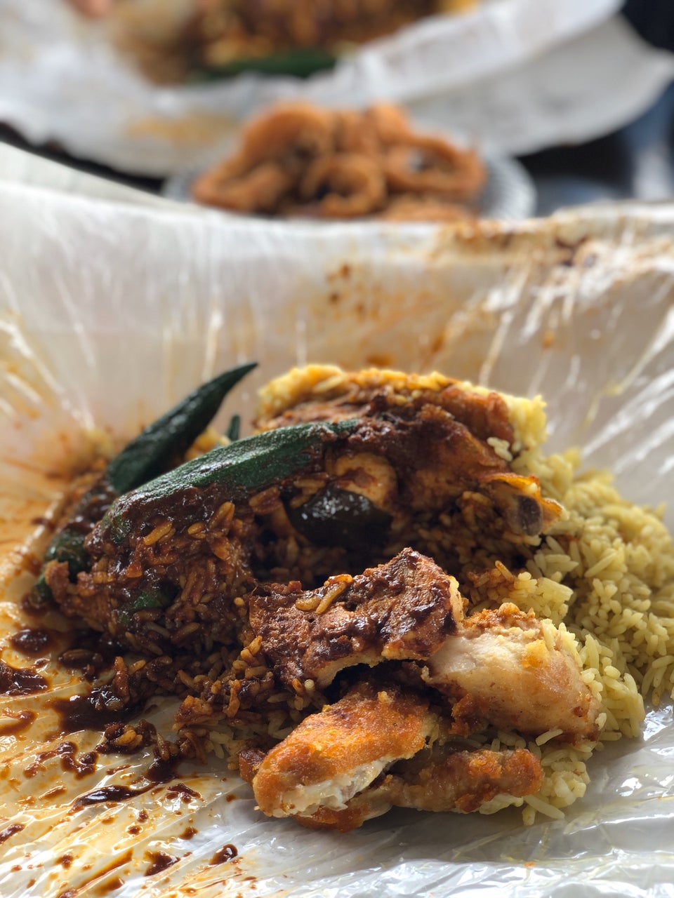 Pelbagai lauk-pauk nasi kandar menyelerakan di restoran di Bangi.