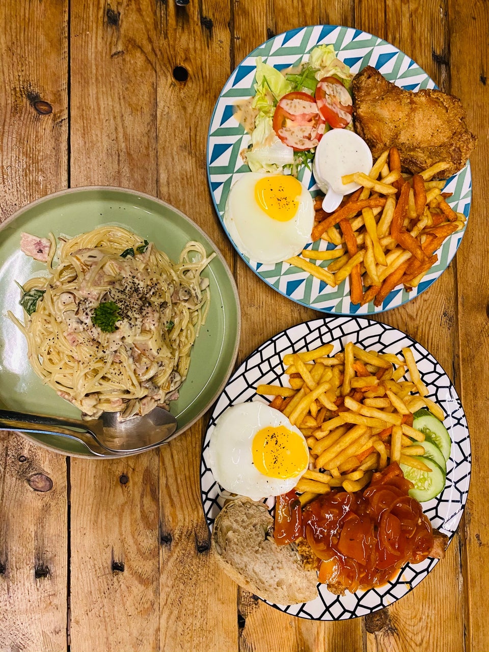 Suasana kafe western di Kota Bharu yang santai dan moden.